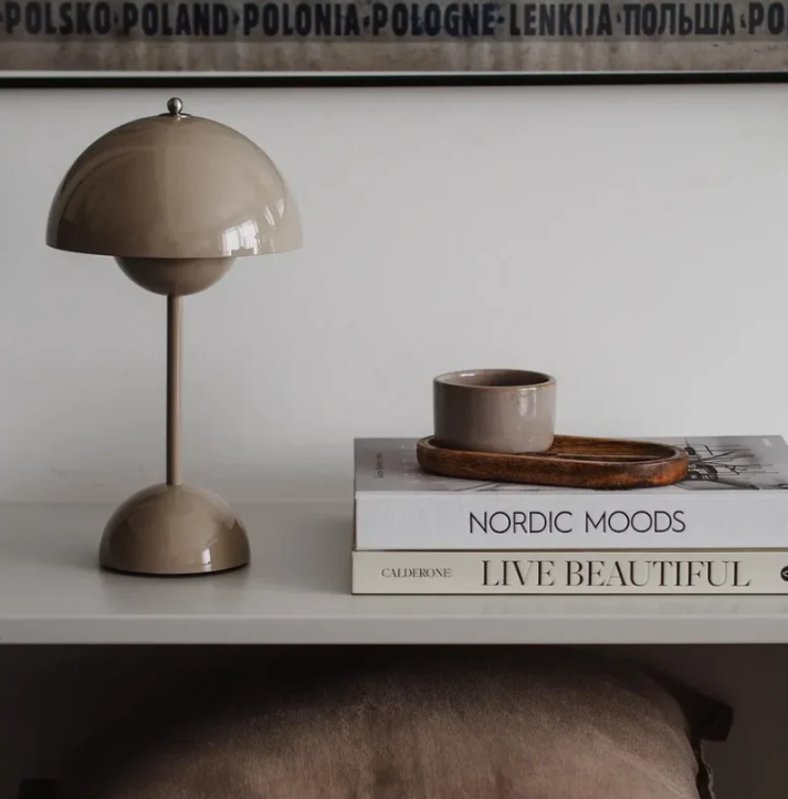 Modern Touch Table Lamp with Scandinavian Curves
